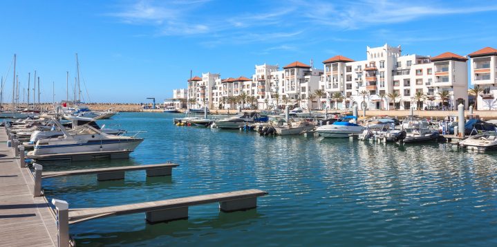 Marina d'Agadir avec bateaux et colline