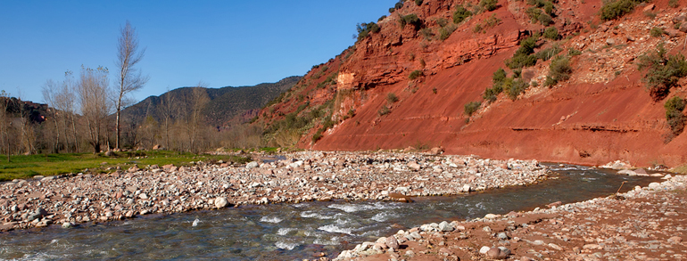 Rivière et restaurants au bord de l'eau dans la vallée de l'Ourika